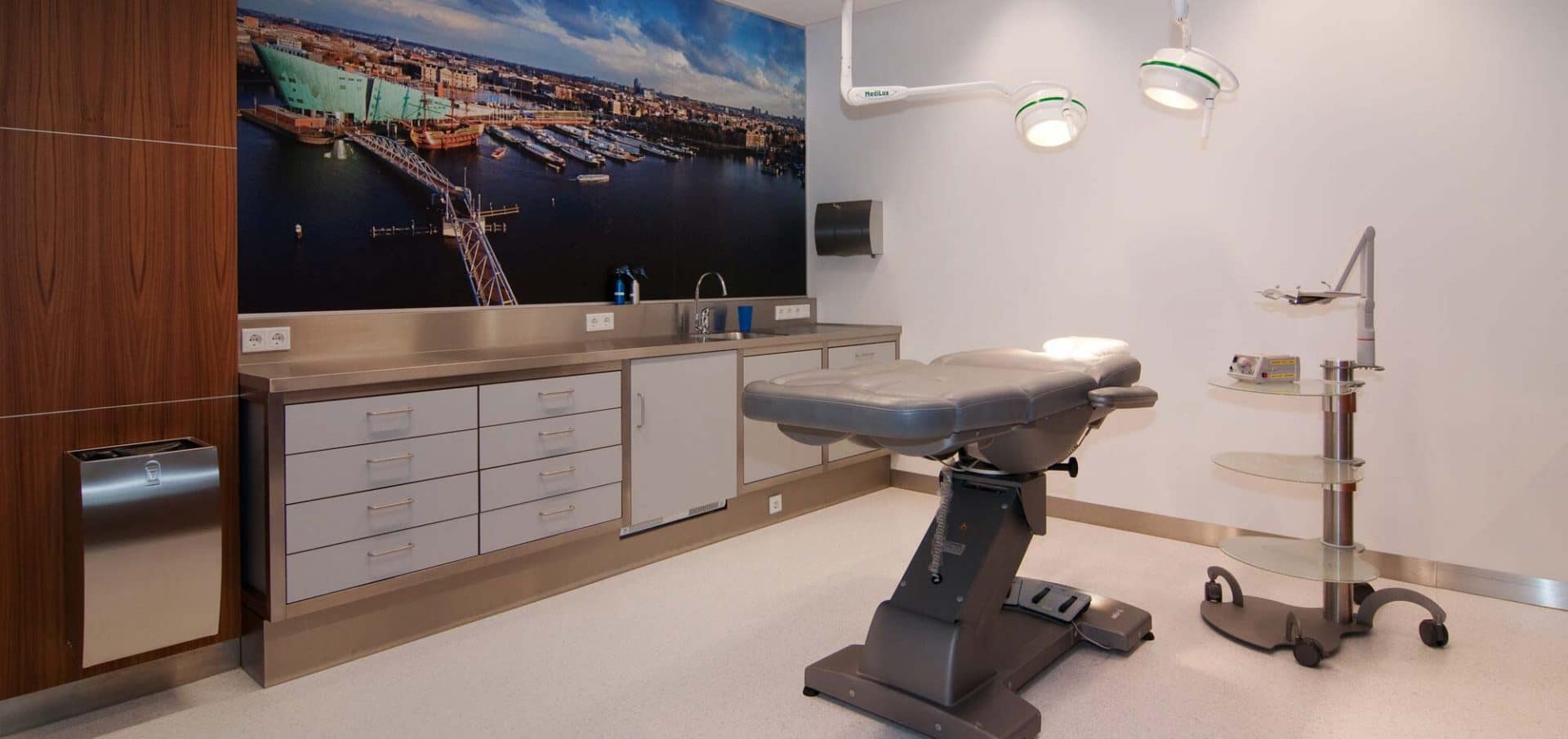 haartransplantatie Amsterdam behandelkamer met rustgevende wandafbeelding